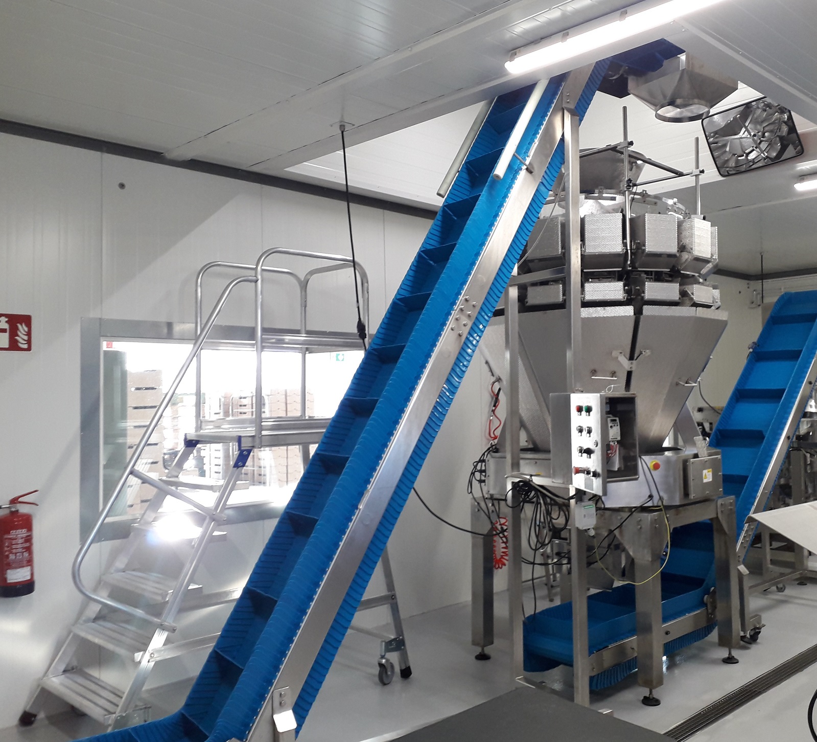 Teollisuuden nousevan hihnakuljettimen vianhaku ja korjaus.